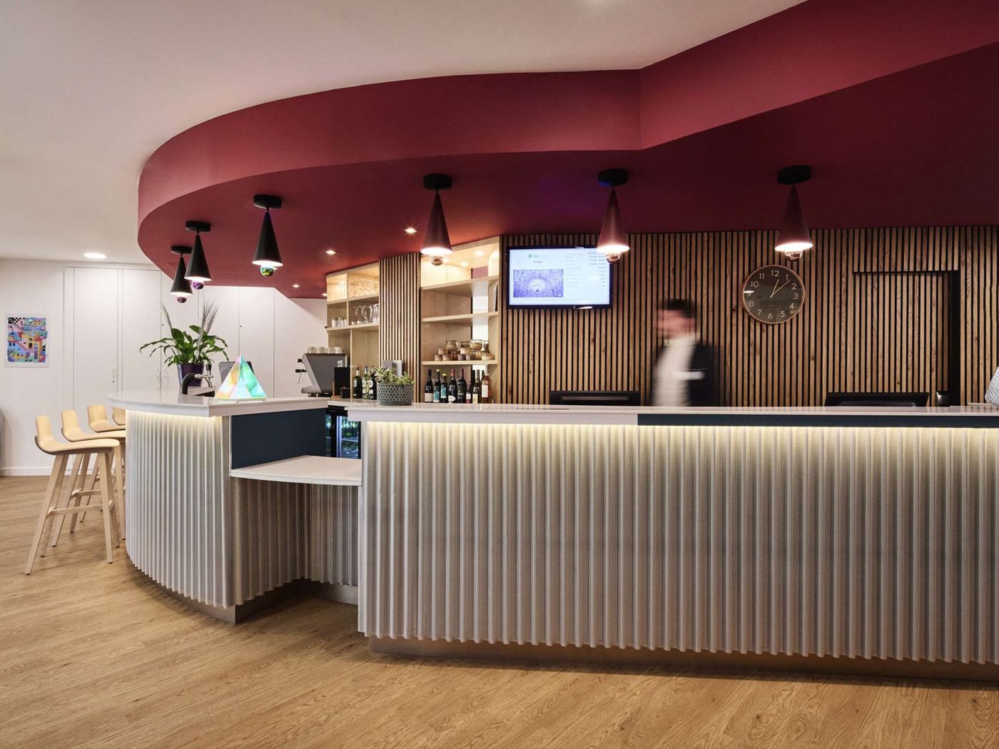 Ibis Styles Poissy — Réception, banque d’accueil cannelée